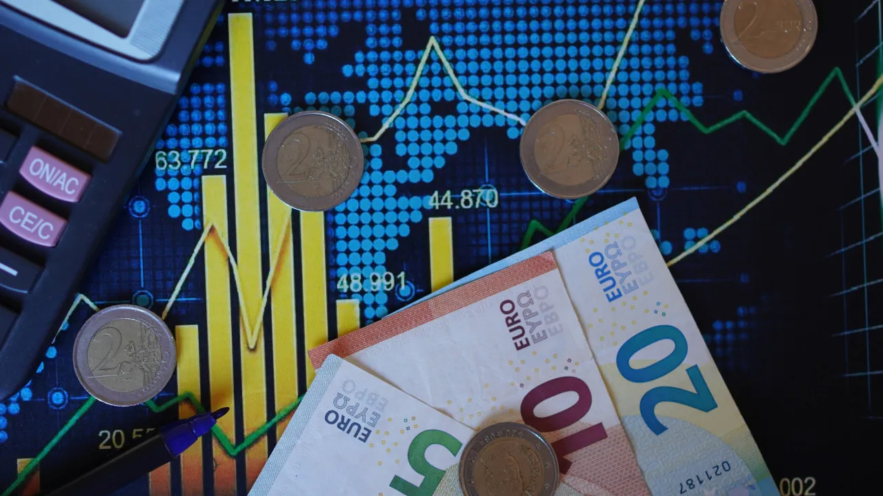 Atividade na zona euro abranda devido à deterioração da confiança