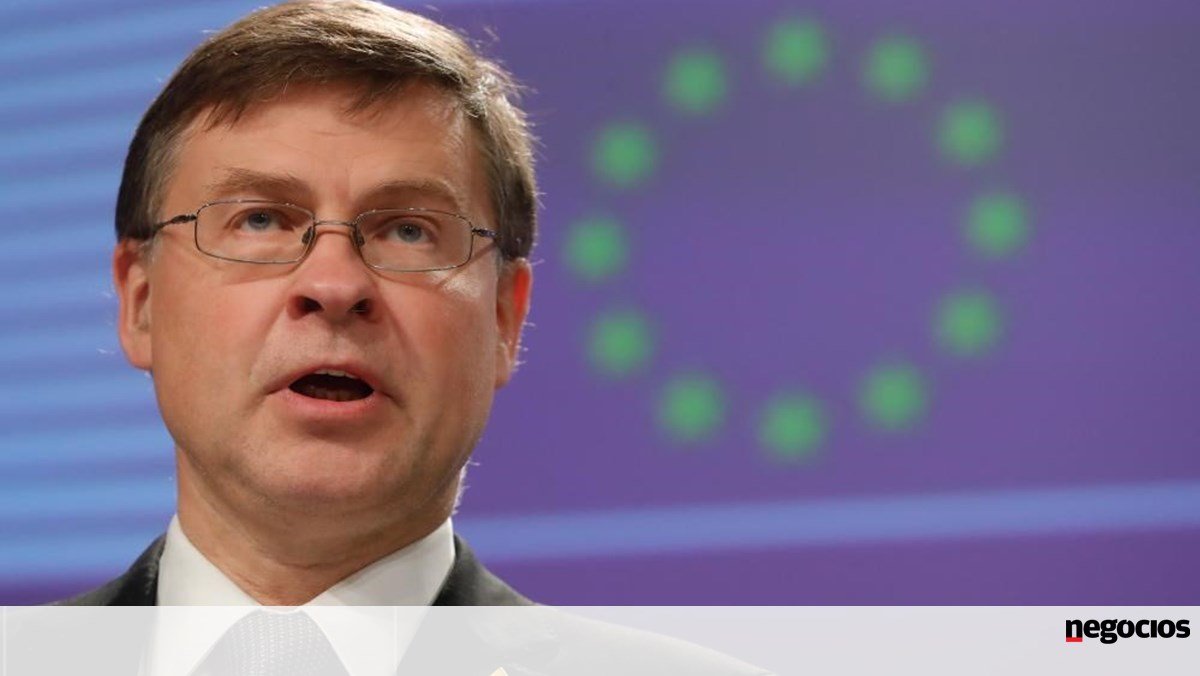 Bruxelas espera que grande maioria na UE ative cláusula de escape para gastos em defesa - Economia