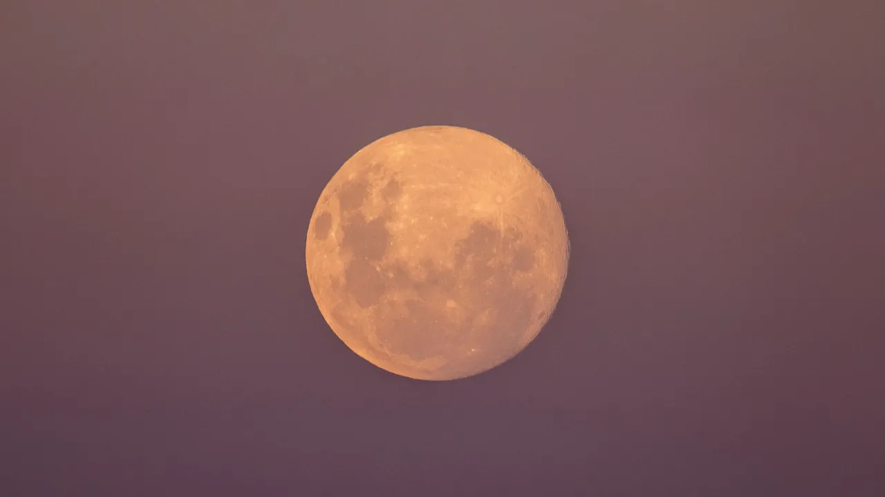 Este domingo há uma 'Lua Cor-de-Rosa'. Eis o que significa