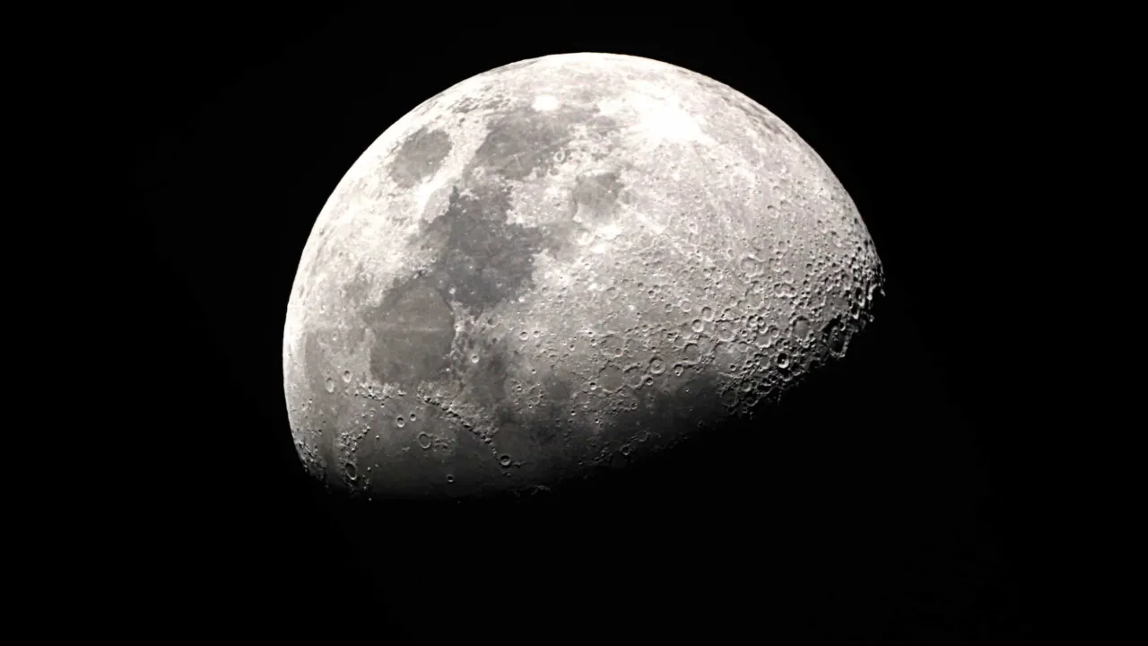 Estudo sugere que manto lunar contém menos água no lado oculto
