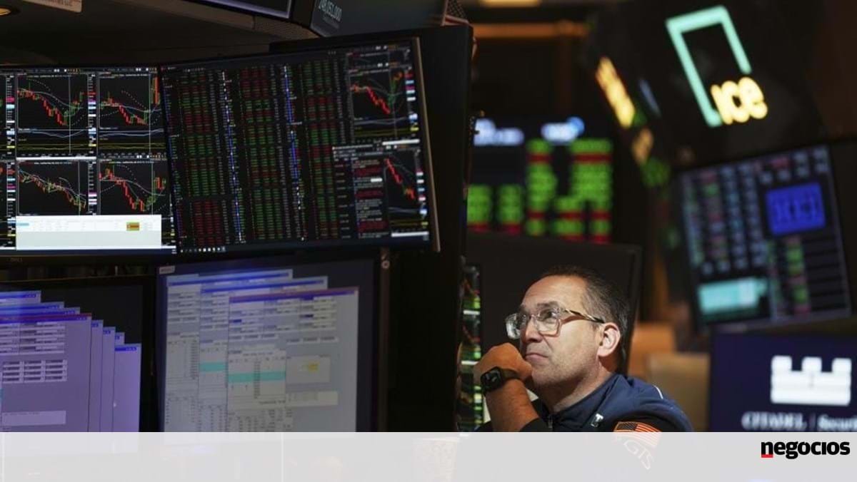 Euforia em Wall Street. Tesla dispara quase 5% após resultados - Mercados num minuto