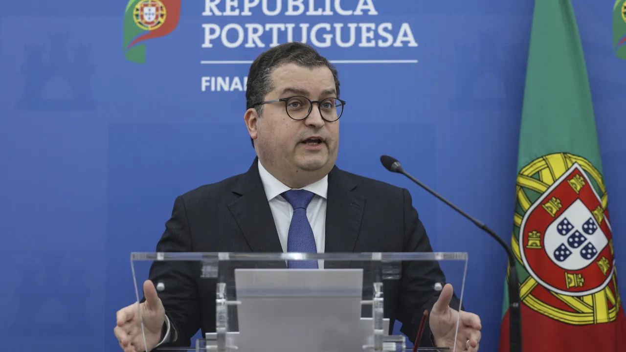 Governo "analisa" se pede à CE alívio das regras do défice para defesa