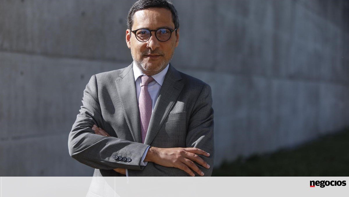 PS diz que programa da AD choca com a realidade e não é sério nem credível - Política