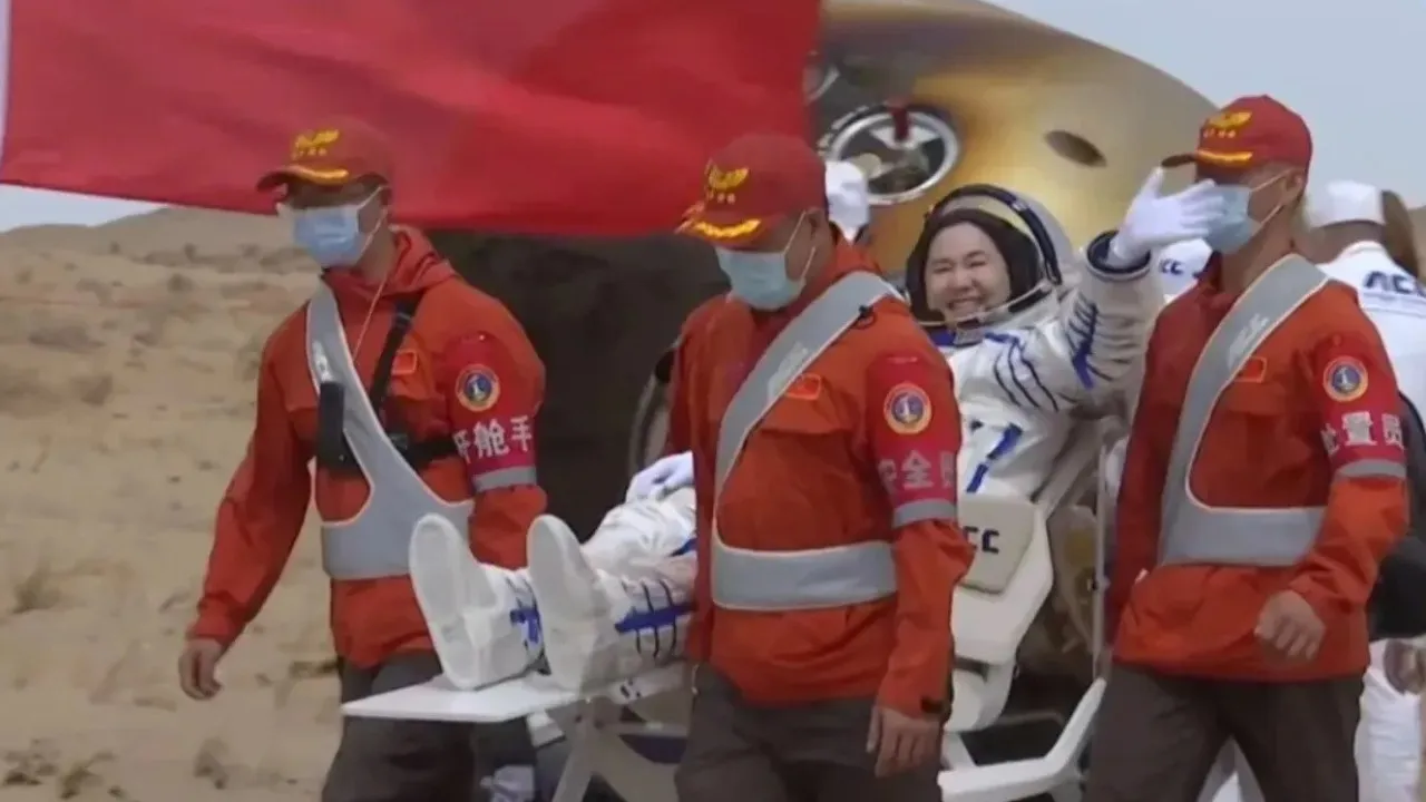 Três astronautas chineses regressam à Terra após seis meses no Espaço