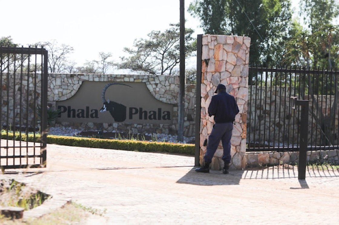 África do sul: Inicia julgamento de suspeitos no roubo de dinheiro na fazenda do Presidente Ramaphosa