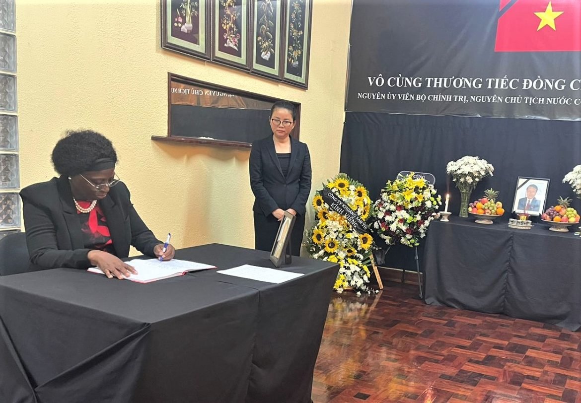 Maria Lucas assina livro de condolências pela morte do antigo Presidente vietnamita