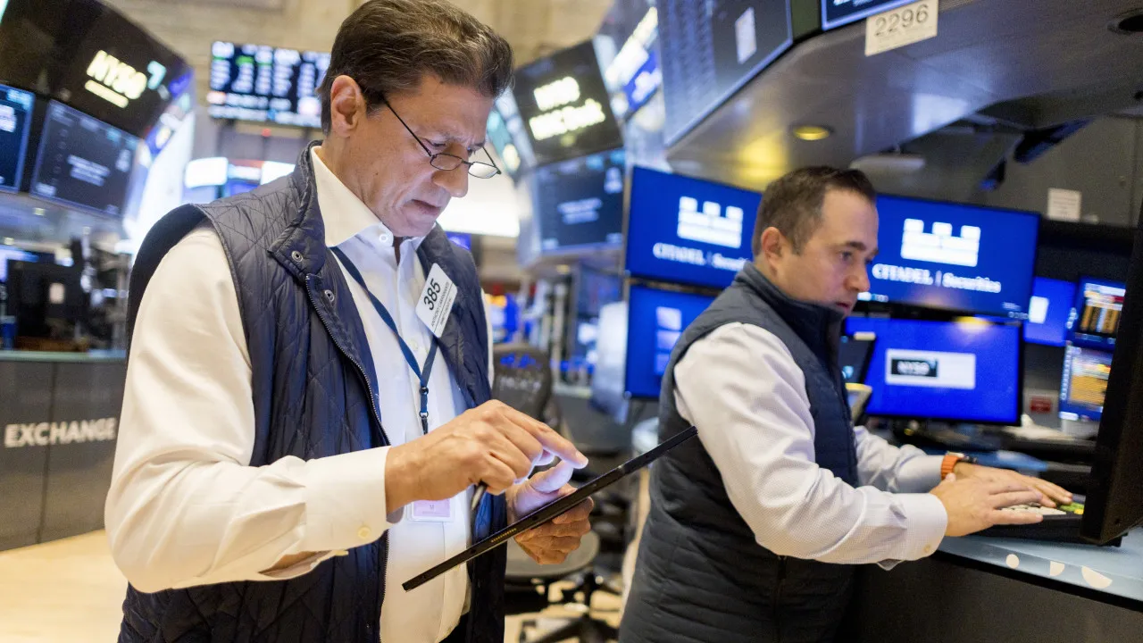 Wall Street fecha em baixa devido à incógnita na política orçamental e comercial