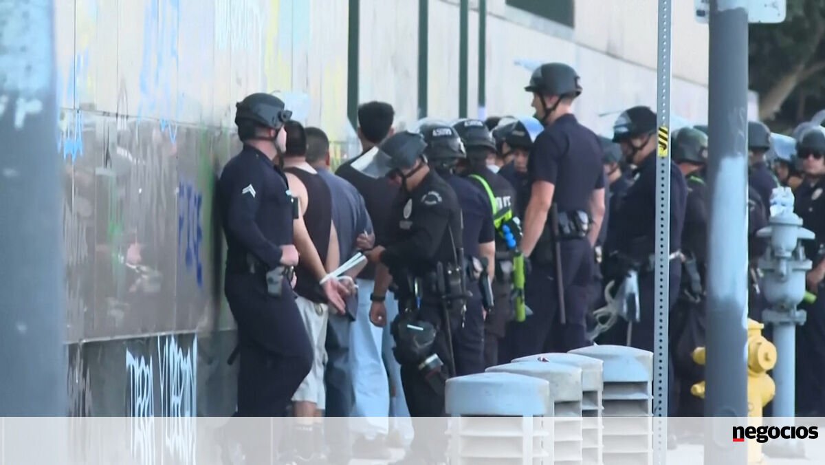 Guarda Nacional detém manifestantes que protestam contra rusgas de imigração em Los Angeles - Negócios TV