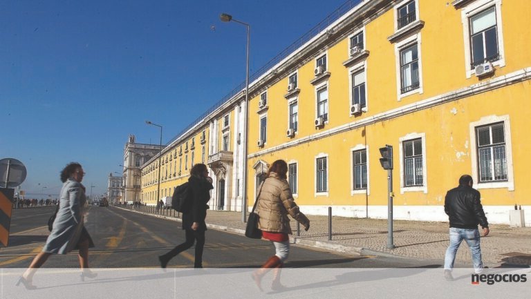 Idade média da Função Pública cai muito ligeiramente para 48,4 anos - Função Pública
