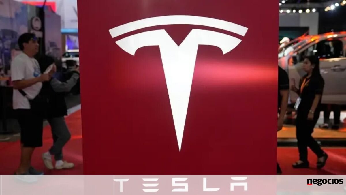 Início de negociações entre EUA e China deixam Wall Street dividida. Tesla tomba 4% - Mercados num minuto