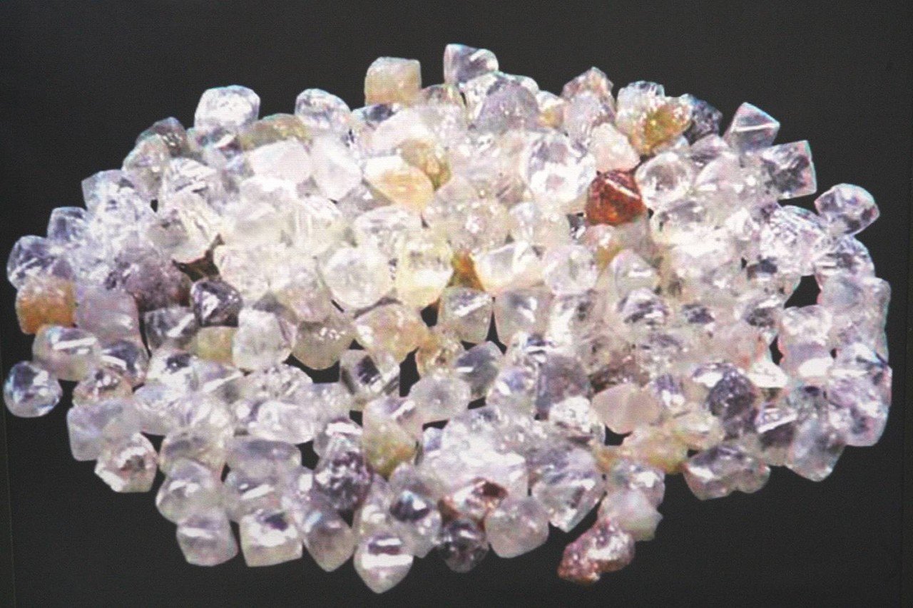 SODIAM Arrecadou Mais de 15 M$ Com Venda de Diamantes Especiais • Diário Económico