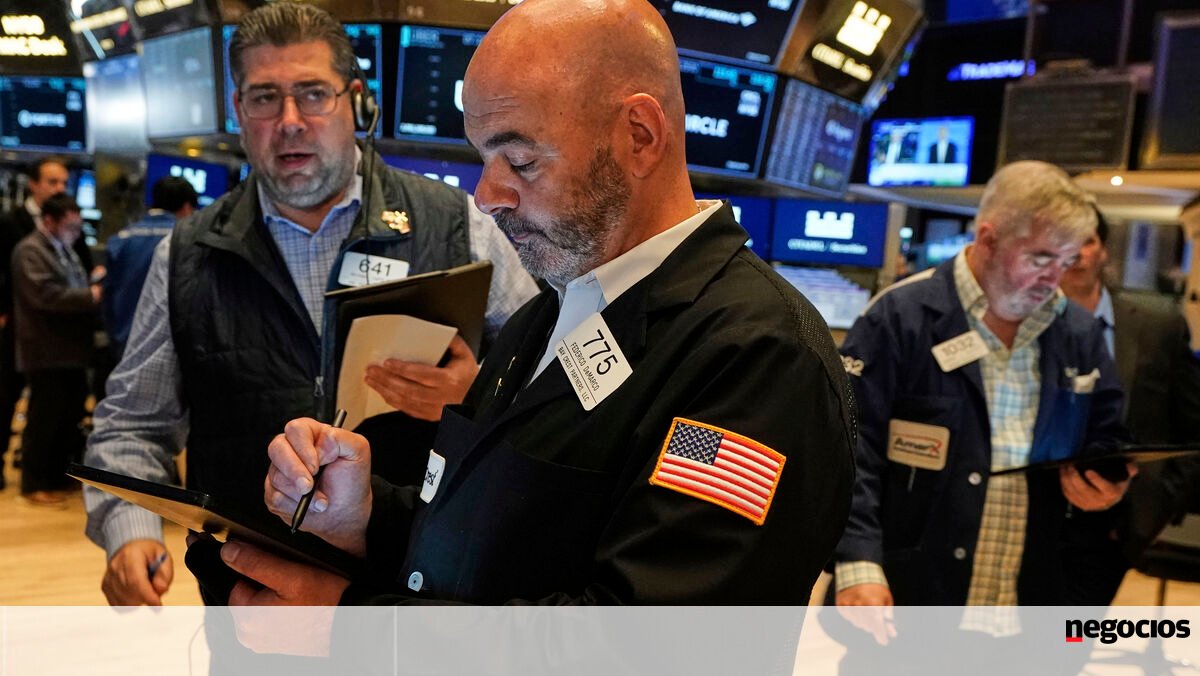 Arrefecimento do mercado de trabalho deixa Wall Street sem rumo - Mercados num minuto