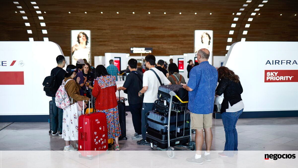 Greve de controladores aéreos em França afeta dezenas de milhares de viajantes - Empresas