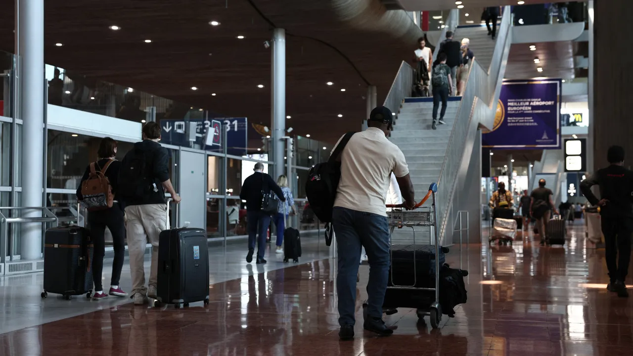 Greve em França afeta dezenas de milhares de passageiros aéreos
