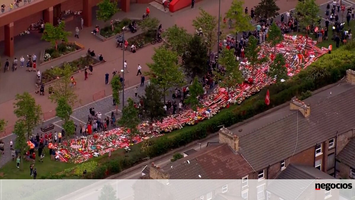 Imagens de drone mostram as homenagens em honra de Diogo Jota no exterior do estádio do Liverpool - Negócios TV
