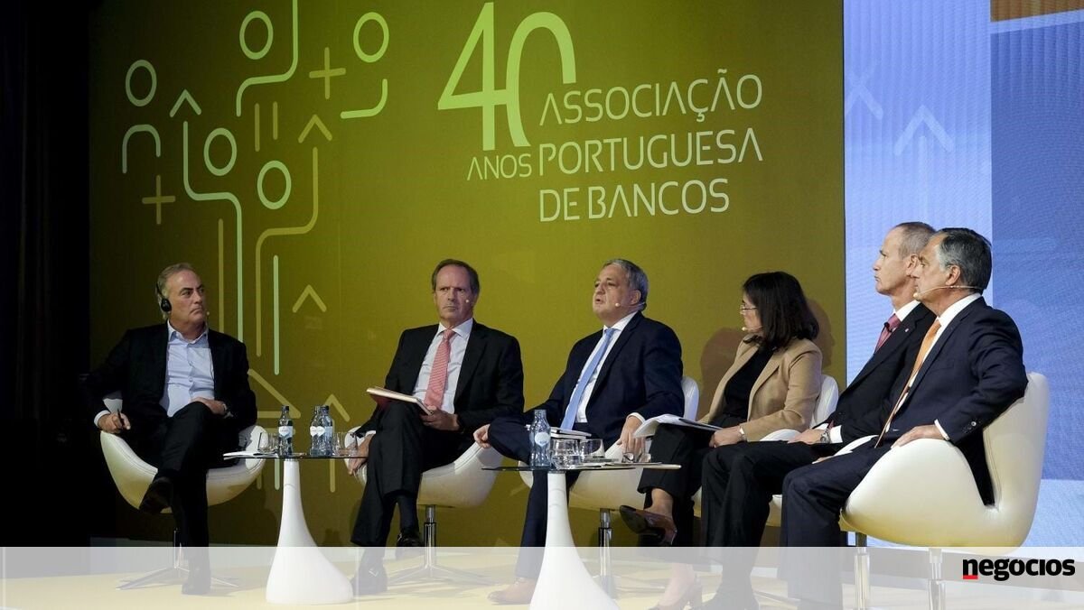 Número de agências bancárias em Portugal caiu para metade desde 2010 - Banca & Finanças
