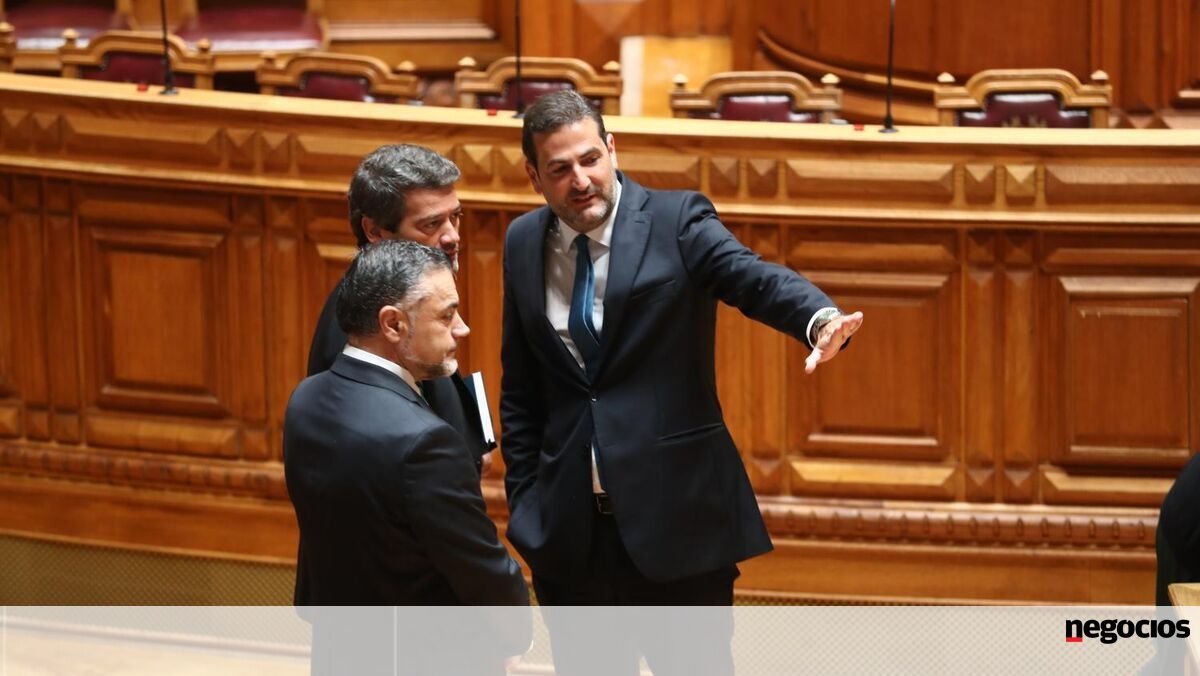 PSD cede ao Chega e inclui norma para descer IRS em 0,3 pontos em 2026 do 2.º ao 5.º escalões - IRS