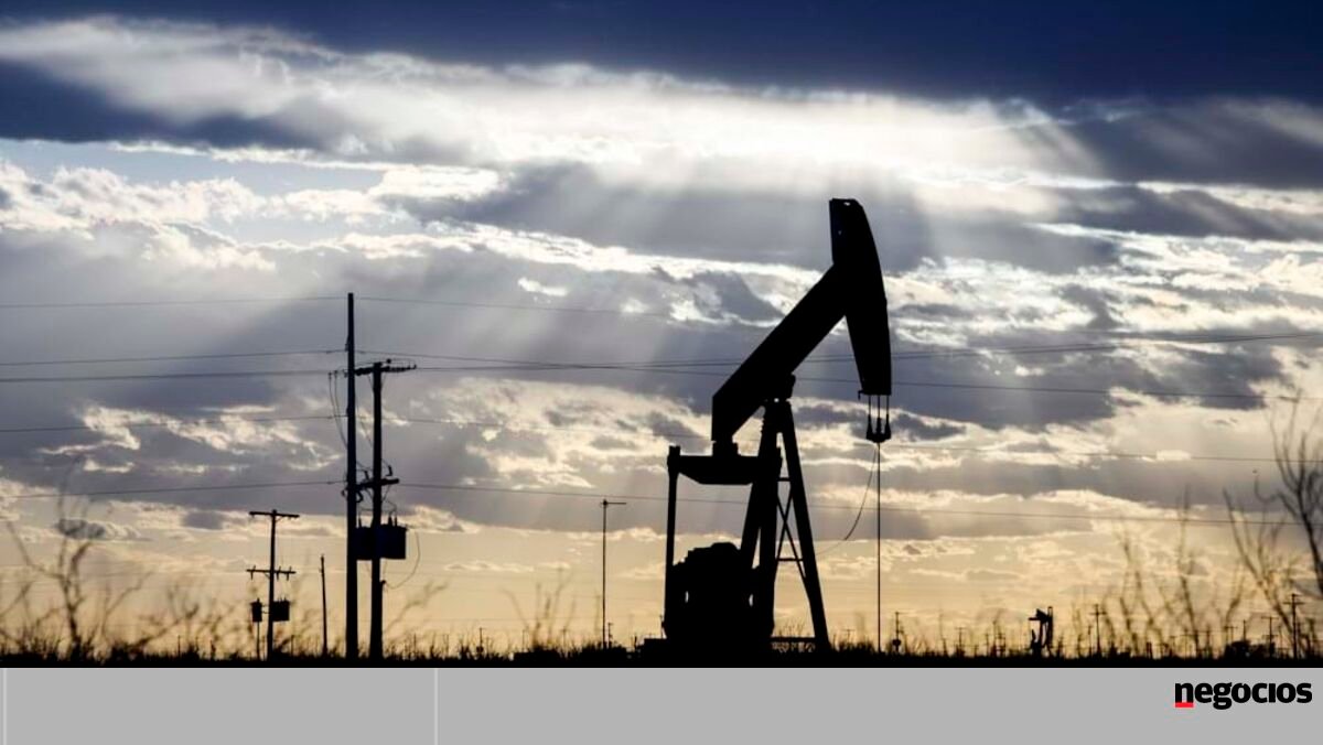 Petróleo recua sem acordos comerciais à vista - Mercados num minuto