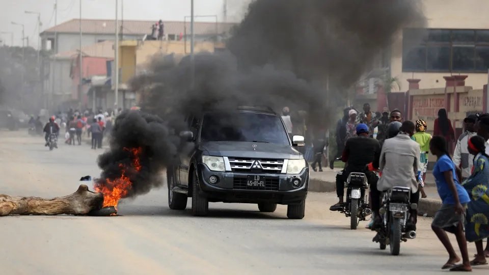 Taxistas de Luanda condenam vandalismo mas mantêm a greve