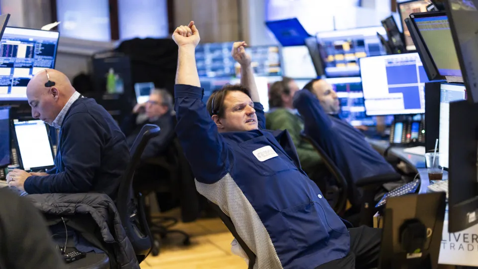 Bolsa de Nova Iorque negoceia mista no ínico da sessão