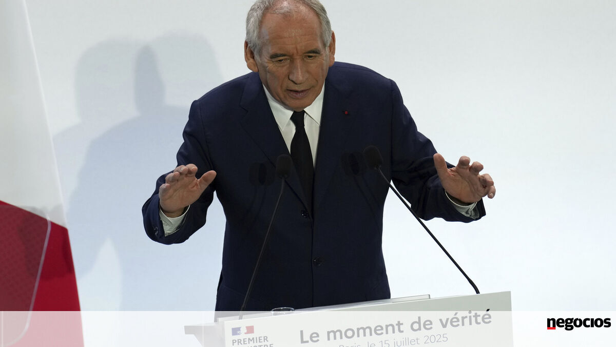 Bayrou vai convocar partidos no dia 1 de setembro para