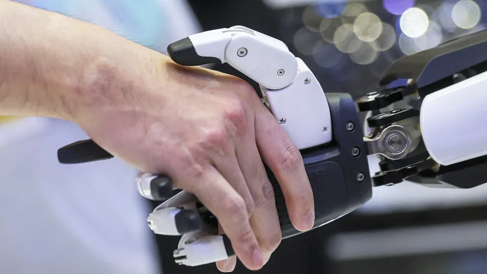 China alerta para "riscos para a segurança nacional" por...