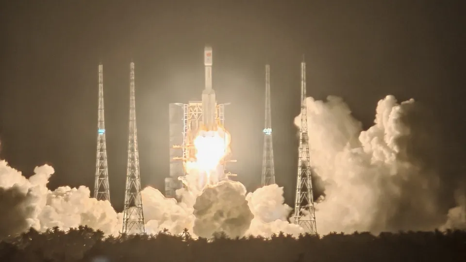 China lança novo foguetão com destino à estação espacial...