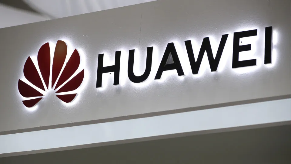 Comissão Europeia insiste que Huawei deve ser restringida...