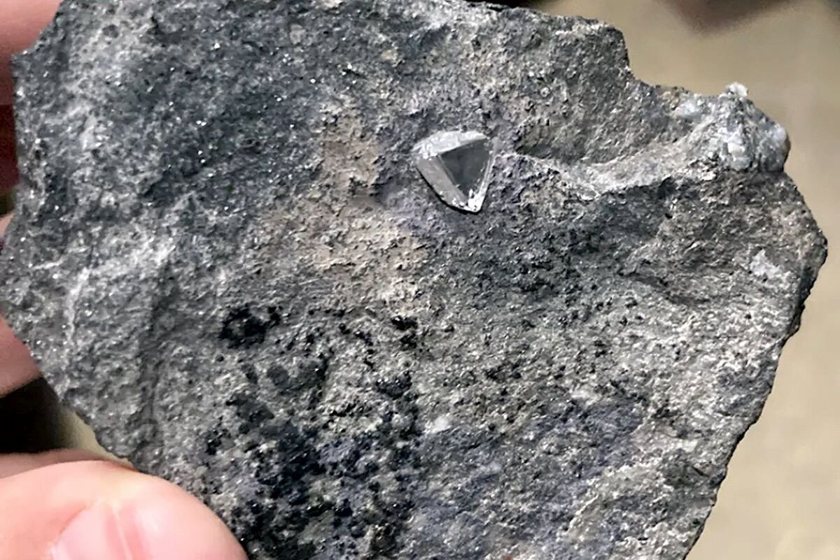 De Beers Anuncia Descoberta de Campo de Kimberlito no País  • Diário Económico