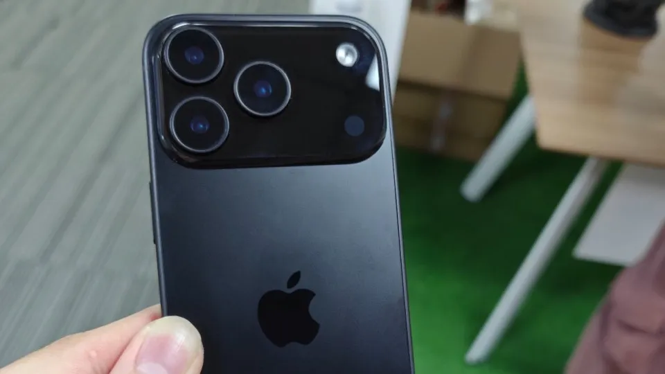 Estão a circular novas imagens do iPhone 17 topo de gama