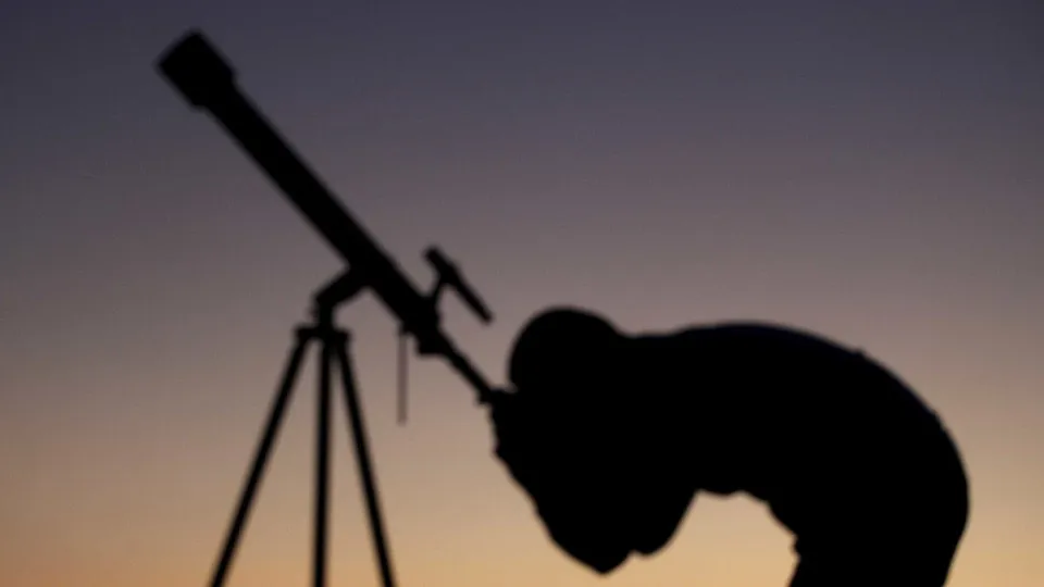 Exposição de Física e observações astronómicas a 18 de julho...