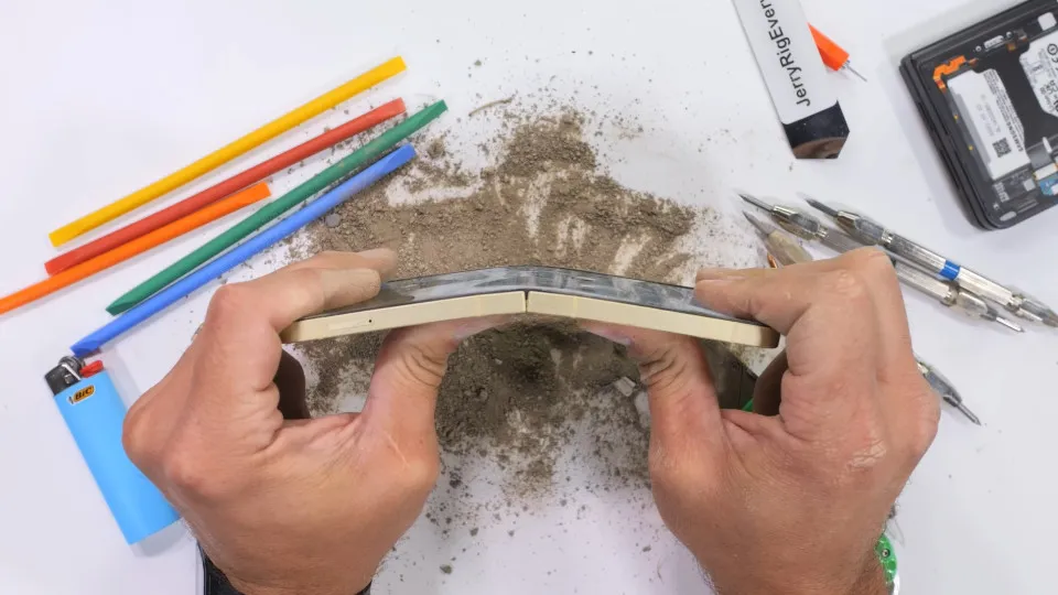 Galaxy Z Flip 7 resiste a tentativa de ser partido ao meio....