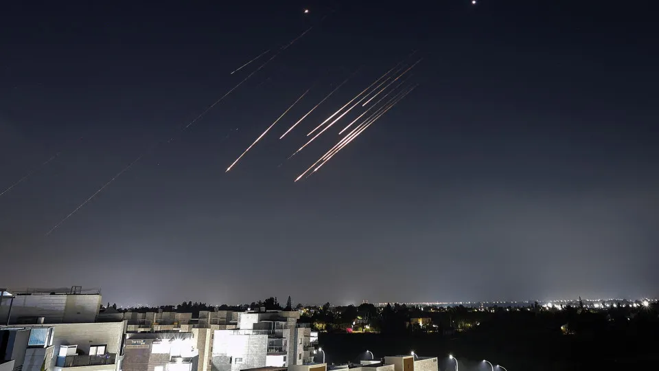 Guerra entre Israel e Irão dominou temas de desinformação em...