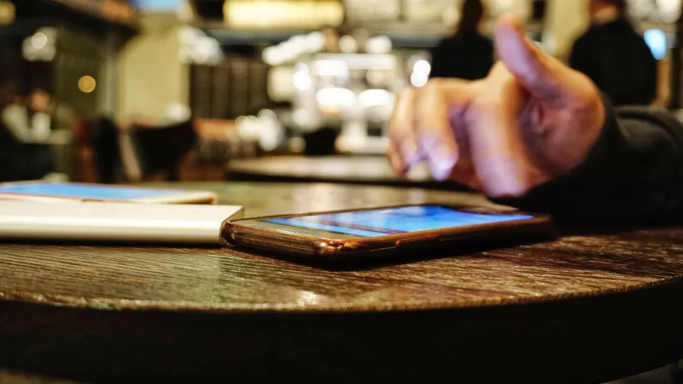 Há 5 bons motivos para pousar o telemóvel com o ecrã para...