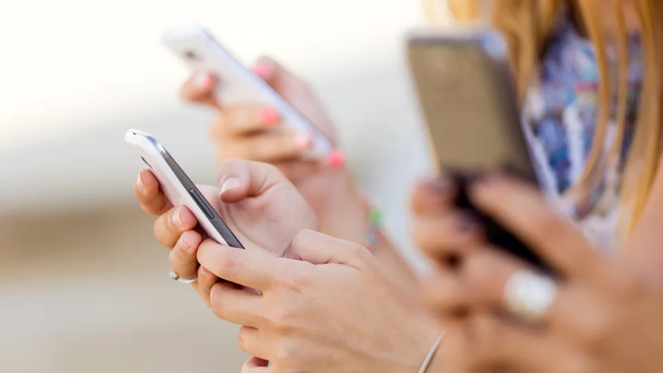 Internautas reformulam notícias confiáveis para fazer...