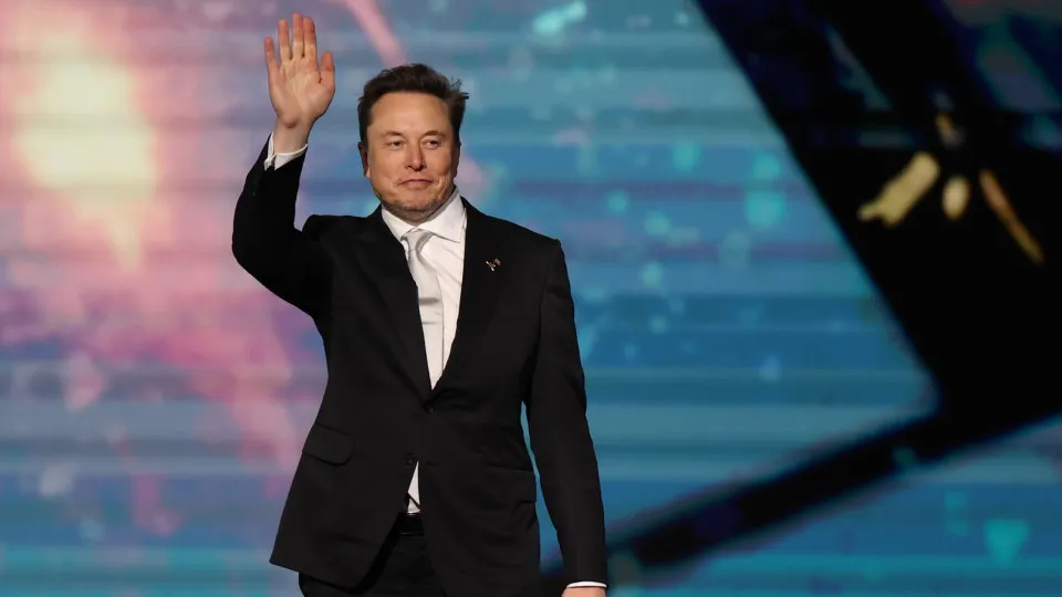 Itália assina acordo com SpaceX de Musk para fazer...