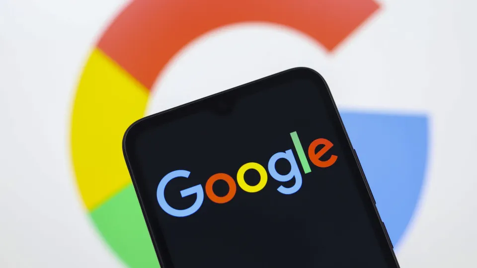 Resumos de IA do Google reduzem probabilidade de visitar...