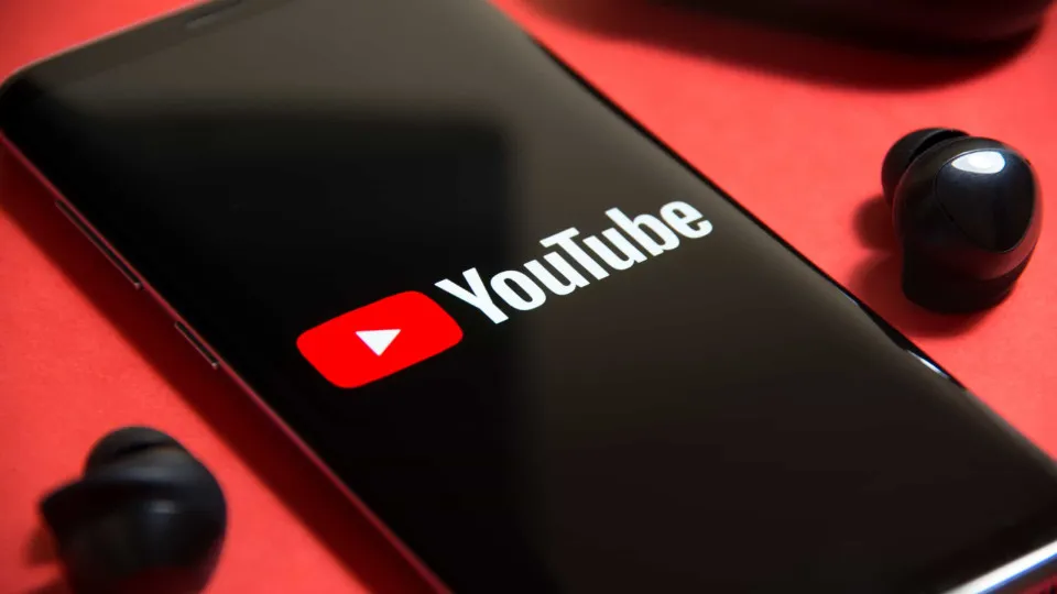 YouTube remove quase 11 mil canais ligados à propaganda da...