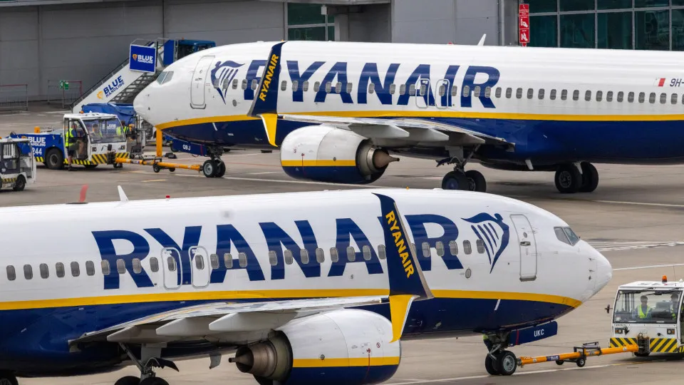 Ryanair instala medidores de bagagem maiores em 235