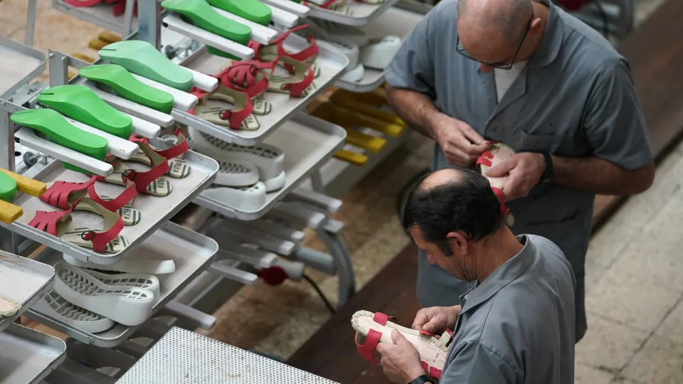Milão. Calçado português 'finca-pé' de olhos postos no