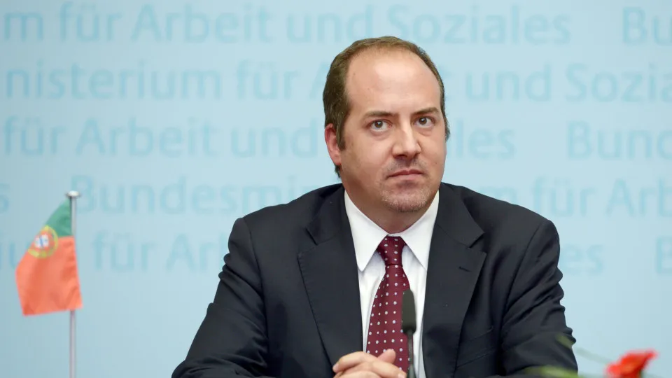 Álvaro Santos Pereira é o governador do BdP. Qual o caderno