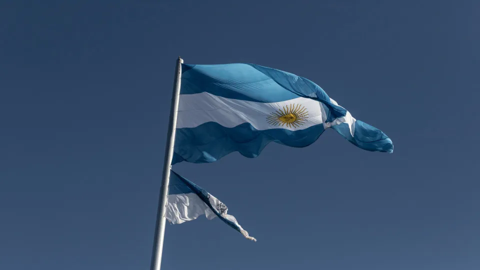 Argentina coloca 7,3 biliões de peso de dívida pública no