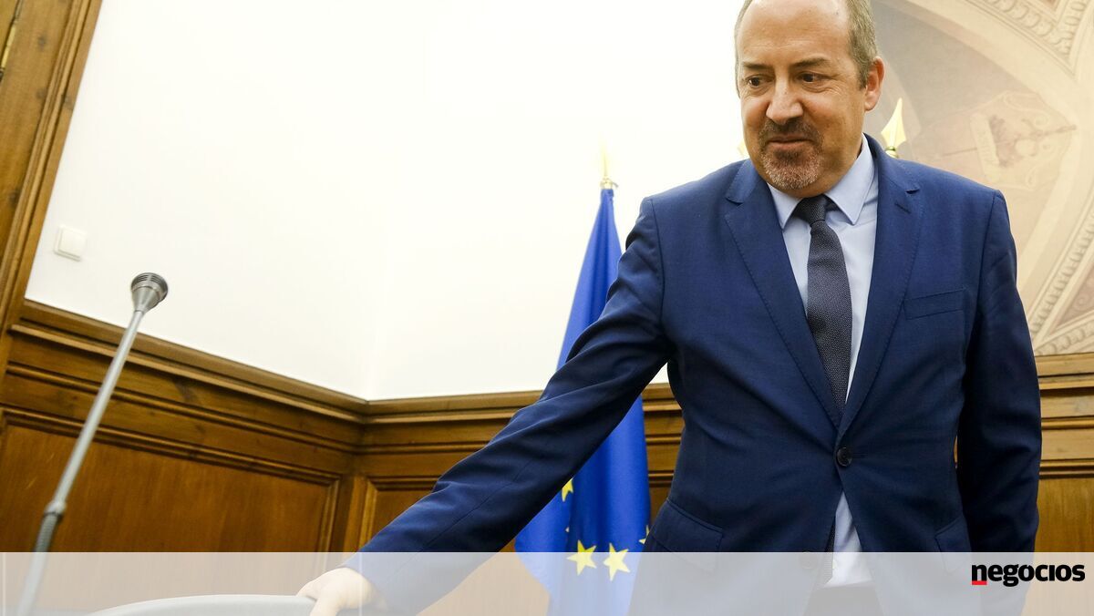 Álvaro Santos Pereira e os sete trabalhos - Política