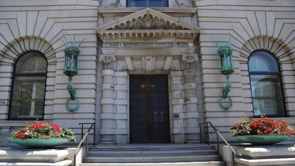 Anthropic paga a autores por usar livros pirateados para...