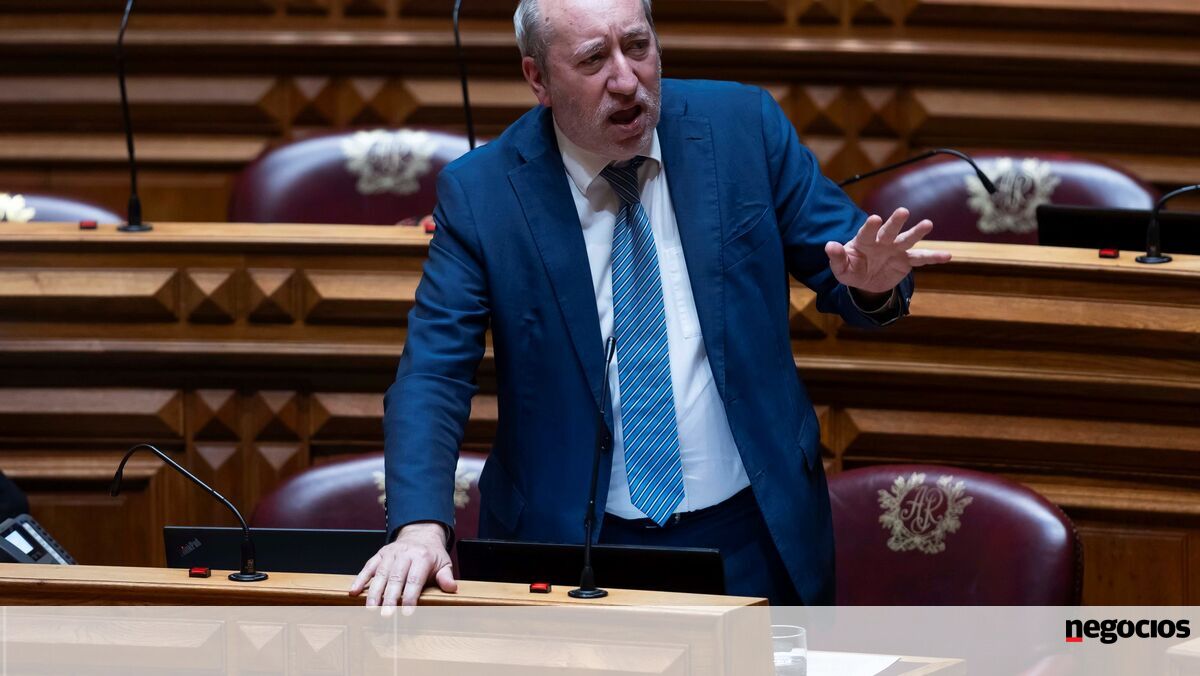 António Filipe diz que um "mau orçamento" é a "pior coisa