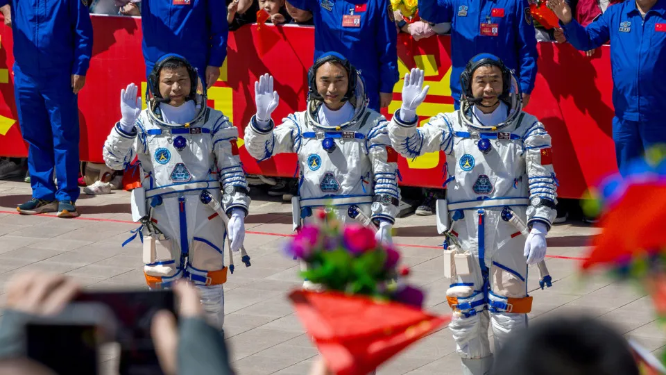Astronautas chineses em 4.ª caminhada espacial da missão...