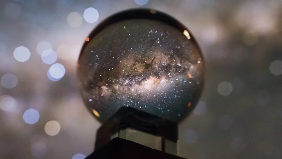 Astrónomos detetam explosão de raios gama invulgar fora da...