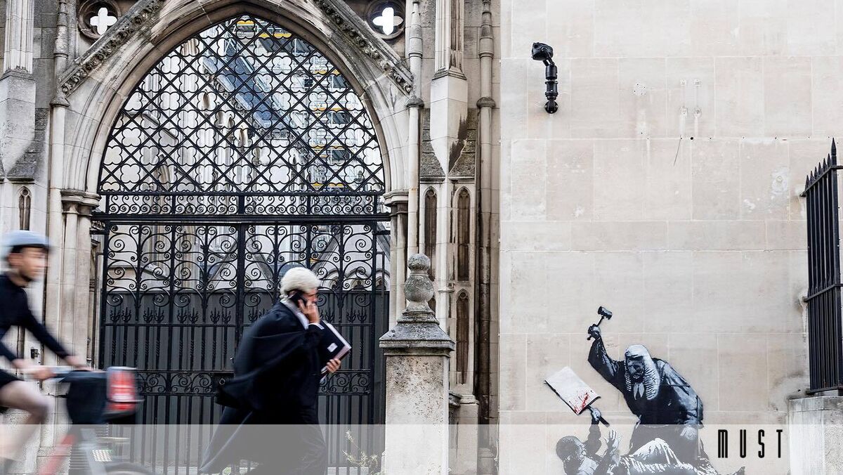 Banksy deixa a sua marca em parede de tribunal londrino -