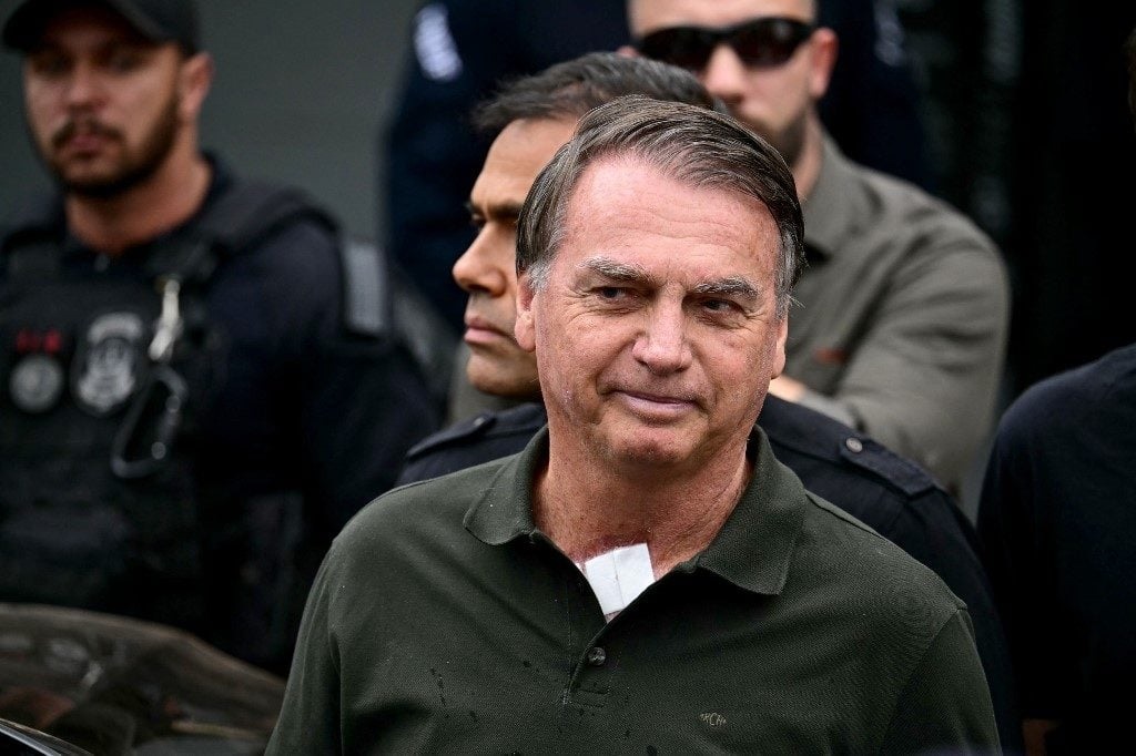 Bolsonaro recebe alta hospitalar e regressa para prisão...