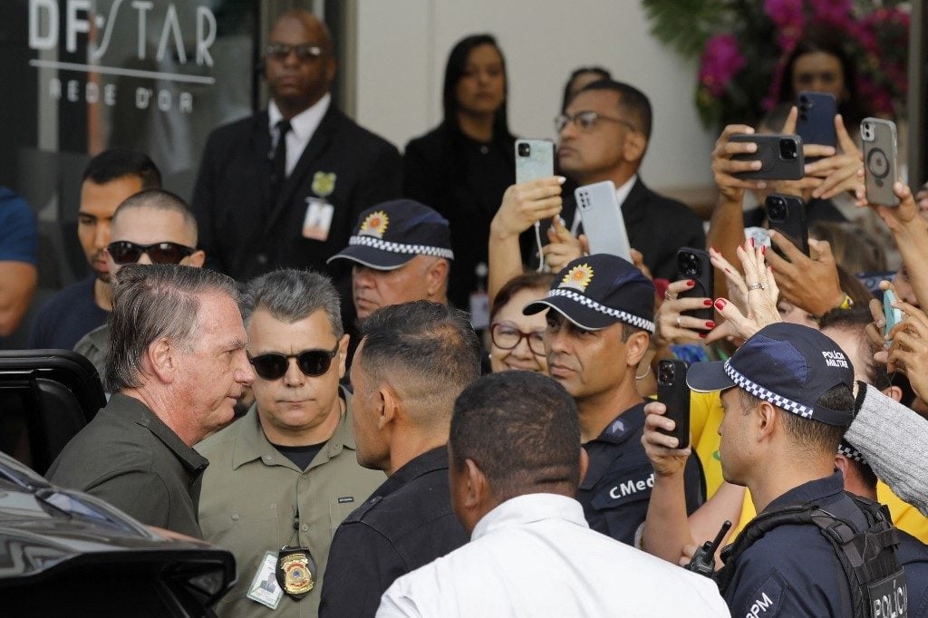 Bolsonaro sai da prisão domiciliária para realizar...